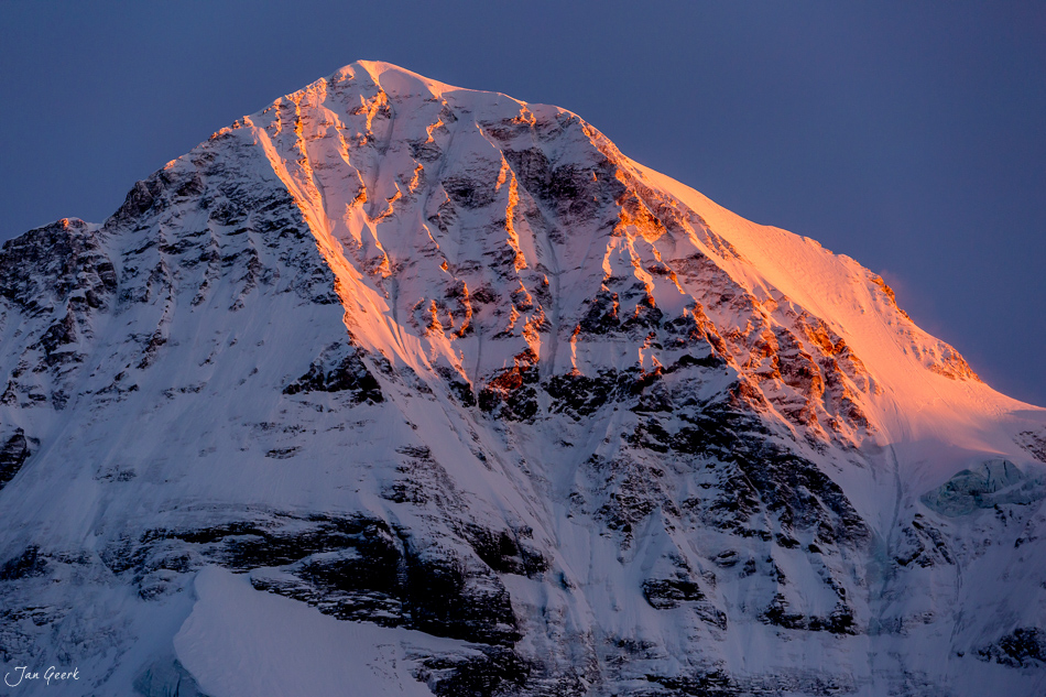 Schneebedeckte Bergspitze Kleine Scheidegg bei Alpenglow-Beleuchtung im Berner Oberland Schweiz – Jan Geerk Fotograf Basel