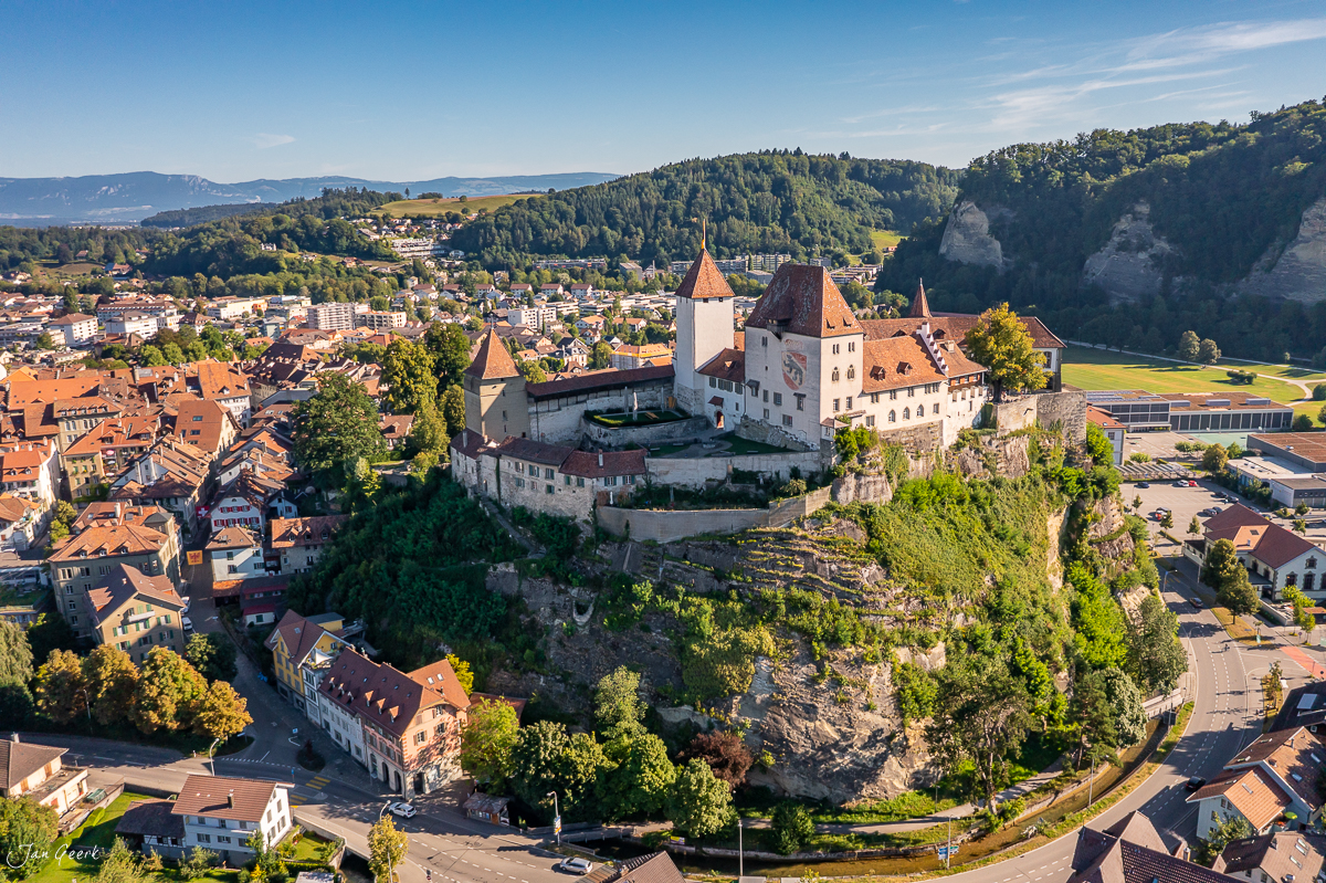 Schloss Burgdorf auf Felsklippe mit Altstadt, Sommer, Emmental, Schweiz – Jan Geerk Fotograf Basel