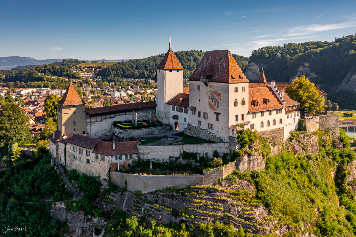 Schloss Burgdorf mit Türmen und Mauern in Sommerlicht, Emmental Bern Schweiz – Jan Geerk Fotograf Basel