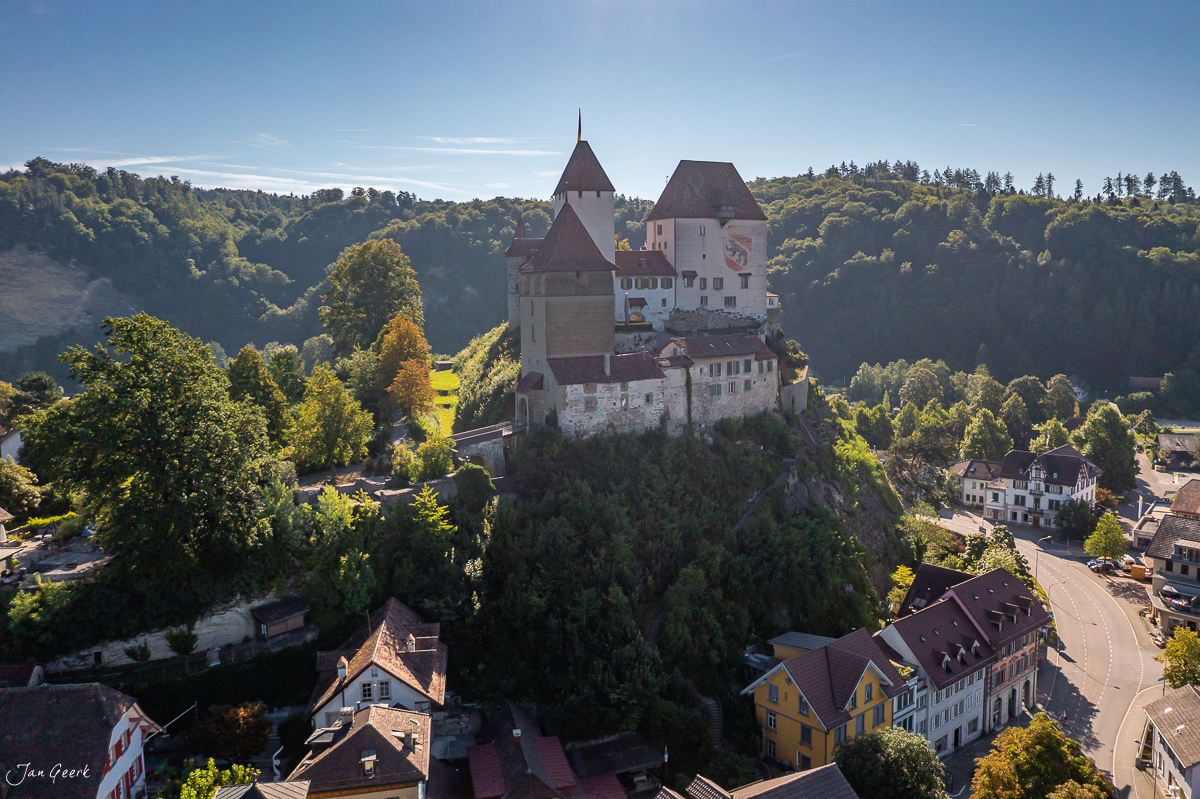 Schloss Burgdorf auf Felsenvorsprung Emmental Sommerliche Kantlicht Sonne Schweiz Jan Geerk Fotograf Basel