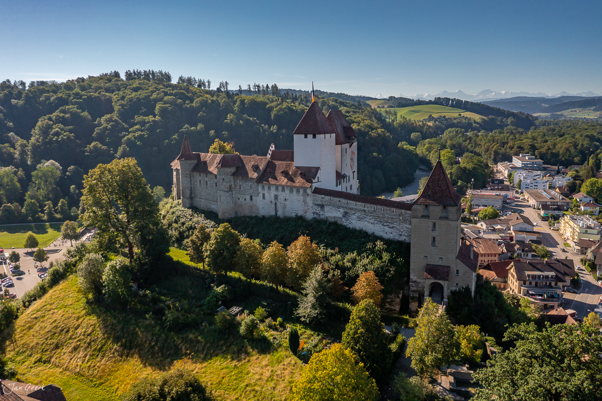 Schloss Burgdorf mit Türmen und Wehrgängen, Sommerliche Lichtstimmung, Berner Oberland Schweiz – Jan Geerk Fotograf Basel