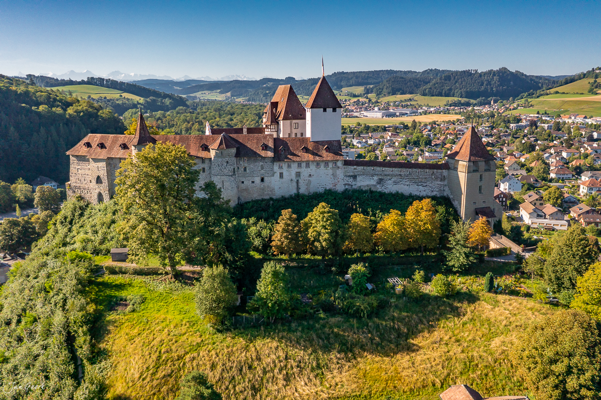 Schloss Burgdorf mittelalterliche Burg Sommerlich grüne Landschaft Berner Oberland Schweiz Jan Geerk Fotograf Basel