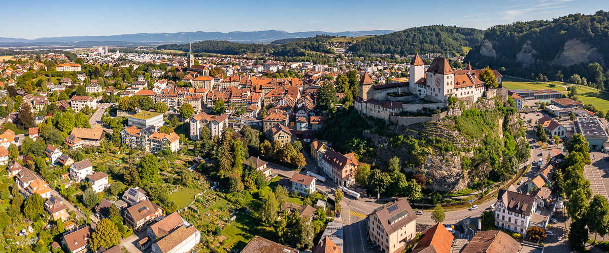 Schloss Burgdorf mit Altstadt und Emmental Landschaft Sommerlicht Berner Oberland Schweiz Jan Geerk Fotograf Basel