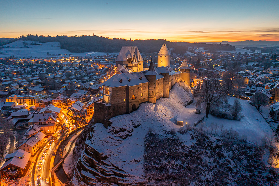 Schloss Burgdorf in verschneiter Winterlandschaft bei Sonnenuntergang, Emmental Bern Schweiz – Jan Geerk Fotograf Basel