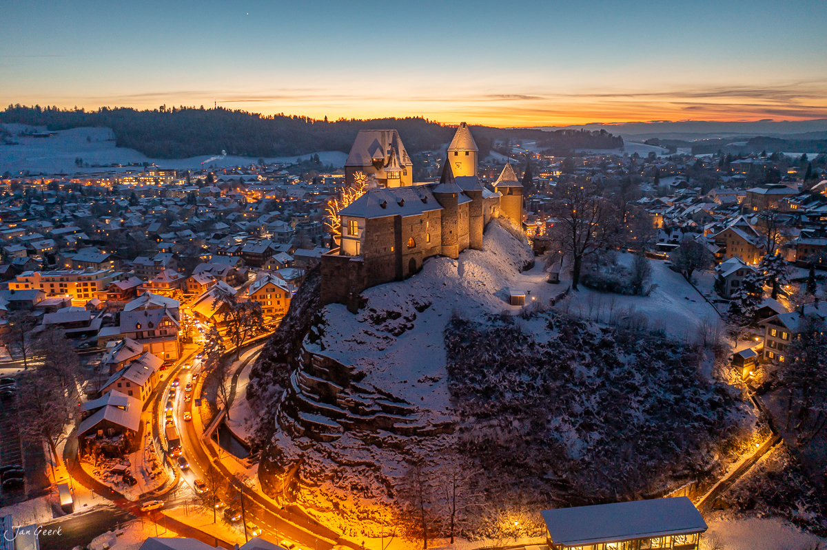 Schloss Burgdorf in Winterbeleuchtung bei Sonnenuntergang, schneebedeckte Landschaft, Emmental Bern Schweiz – Jan Geerk Fotograf Basel