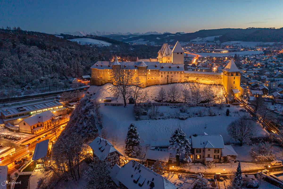 Schloss Burgdorf in verschneiter Winterlandschaft bei Dämmerung, Emmental Schweiz – Jan Geerk Fotograf Basel