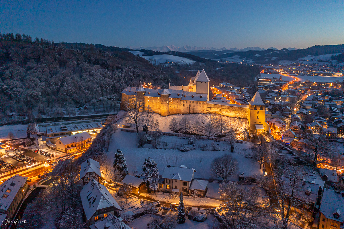 Schloss Burgdorf im Schnee bei Dämmerung, beleuchtet, Emmental Schweiz – Jan Geerk Fotograf Basel