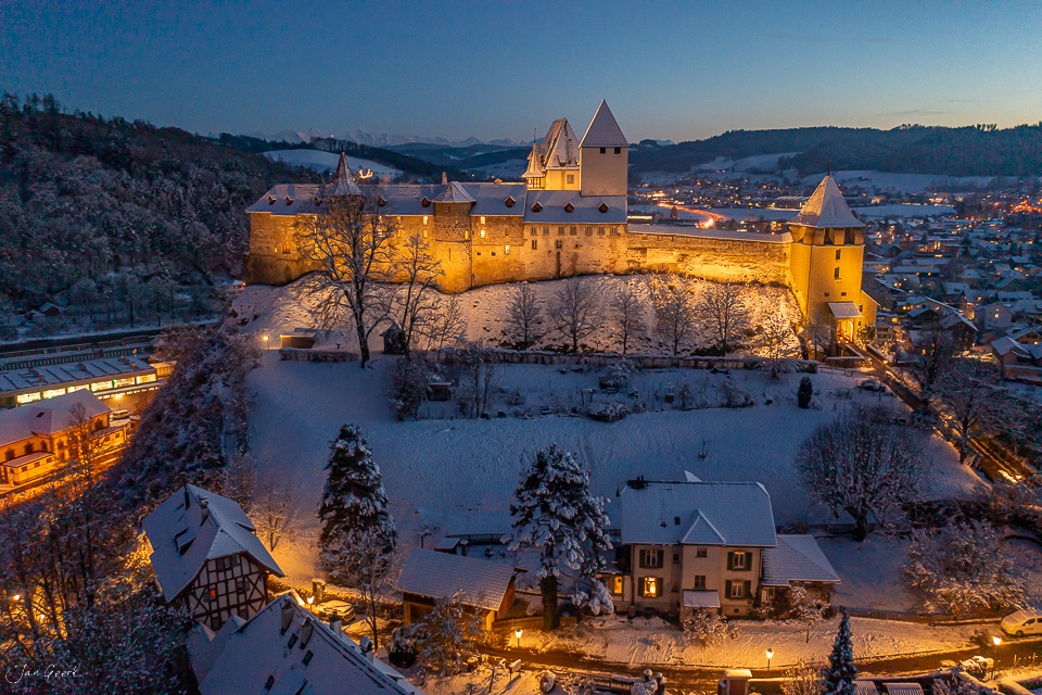 Schloss Burgdorf verschneit bei Dämmerung, beleucht in Winterlandschaft, Berner Oberland Schweiz – Jan Geerk Fotograf Basel
