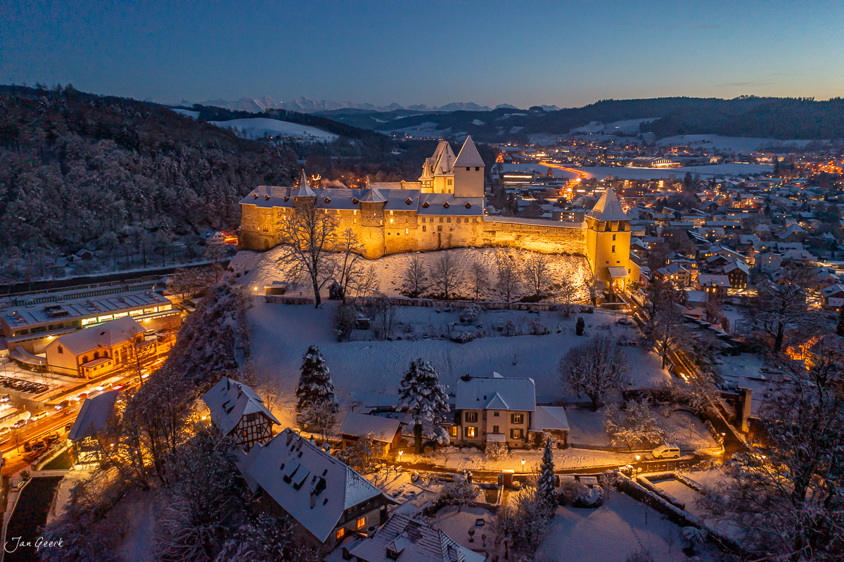 Schloss Burgdorf verschneit in der Abenddämmerung, winter Kantlicht über dem Emmental Bern Schweiz – Jan Geerk Fotograf Basel