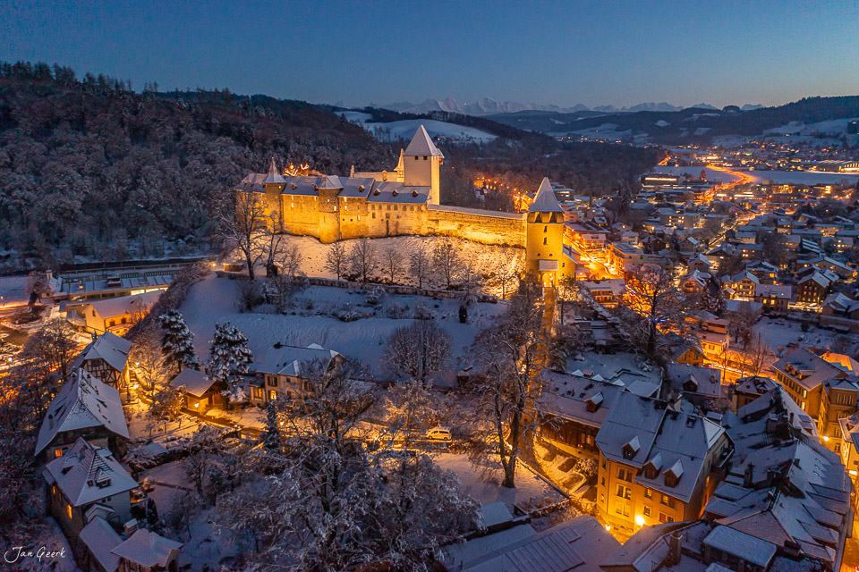 Schloss Burgdorf verschneite Winterlandschaft mit beleuchteter Burg und Stadt Schweiz – Jan Geerk Fotograf Basel