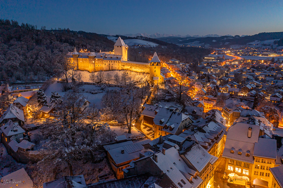 Schloss Burgdorf verschneit bei Nacht, golden beleuchtet, Winterlandschaft Emmental Schweiz – Jan Geerk Fotograf Basel