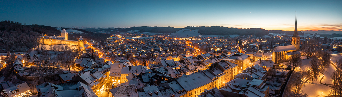Schloss Burgdorf im Winter mit schneebedeckten Dächern, Abendlicht über dem Emmental Bern Schweiz – Jan Geerk Fotograf Basel