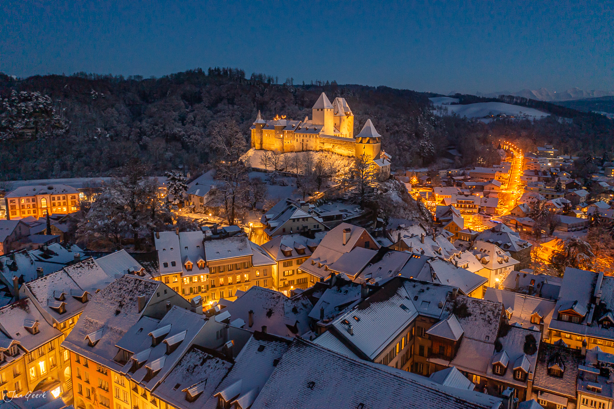 Schloss Burgdorf in winterlicher Schneekulisse beleuchtet, Emmental Bern Schweiz – Jan Geerk Fotograf Basel