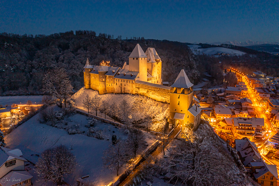 Schloss Burgdorf beleuchtet im Schnee, Winterabend im Emmental Bern Schweiz – Jan Geerk Fotograf Basel