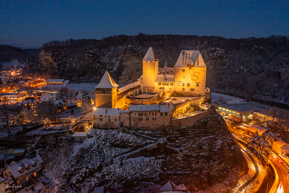 Schloss Burgdorf bei Nacht im Winter mit Schnee und warmer Beleuchtung Emmental Berner Oberland Schweiz Jan Geerk Fotograf Basel