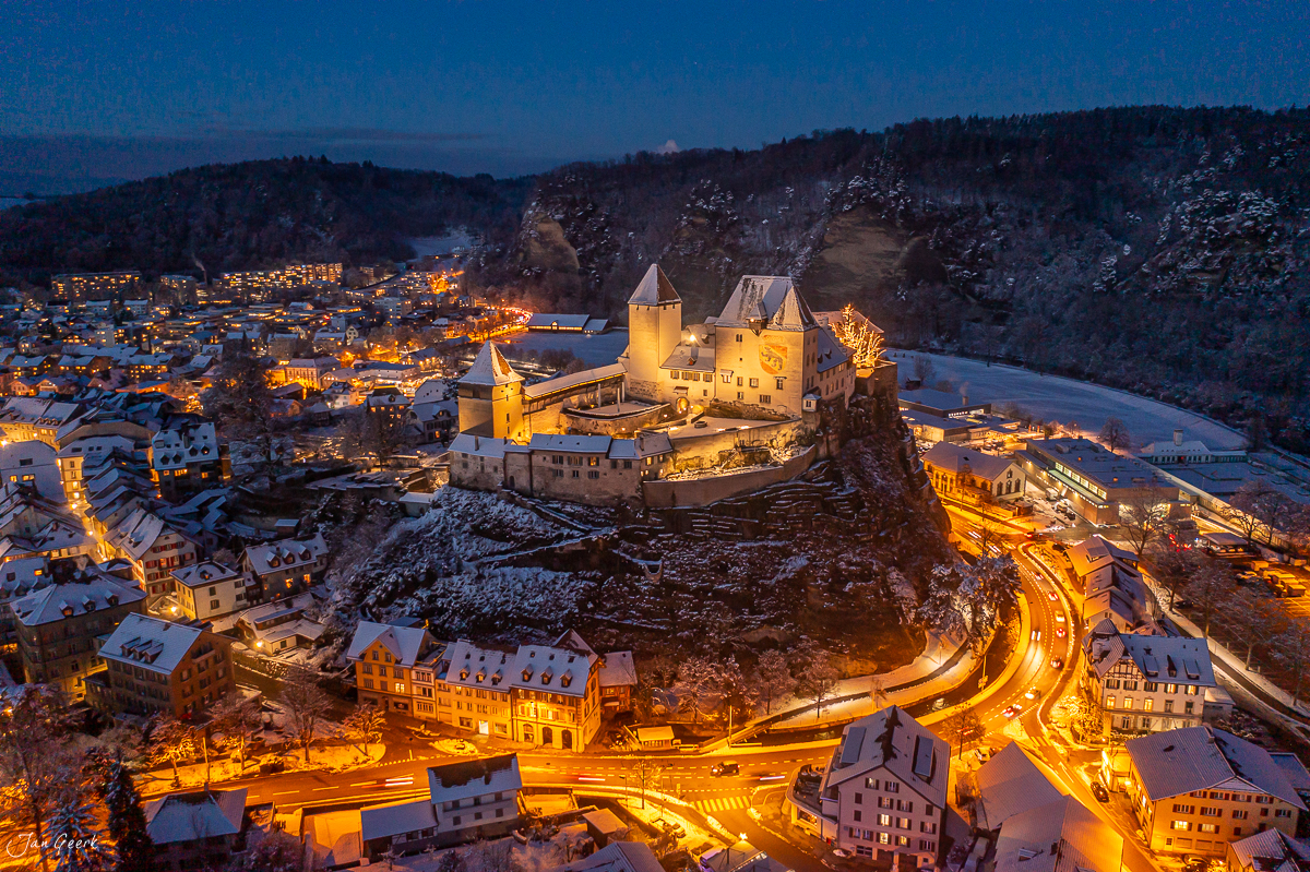 Schloss Burgdorf bei Nacht im Winter, verschneit, golden beleuchtet, Emmental, Schweiz – Jan Geerk Fotograf Basel