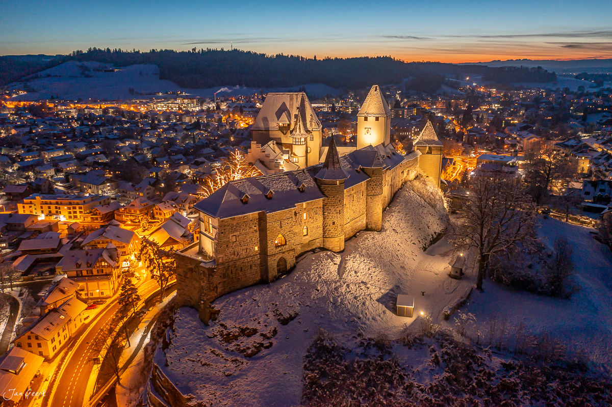 Schloss Burgdorf beleuchtet im Schnee bei Dämmerung, Emmental Bern Schweiz – Jan Geerk Fotograf Basel