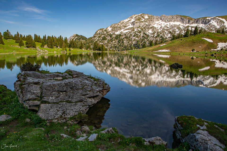 Bergsee mit Spiegelung, Felsen und Bergpanorama am Seebergsee im Frühling, Berner Oberland Schweiz – Jan Geerk Fotograf Basel