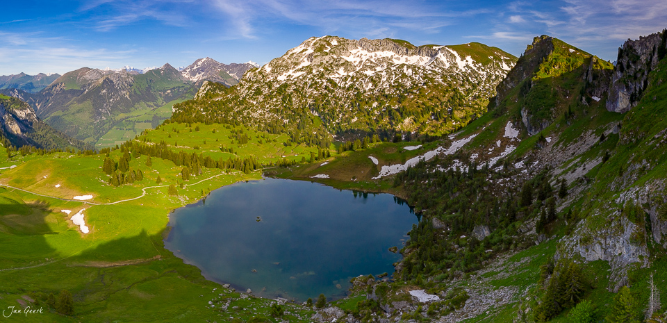 Seebergsee Bergsee mit schneebedecktem Gipfel, grüne Alpweiden und Felsen im Bergfrühling, Berner Oberland Schweiz – Jan Geerk Fotograf Basel