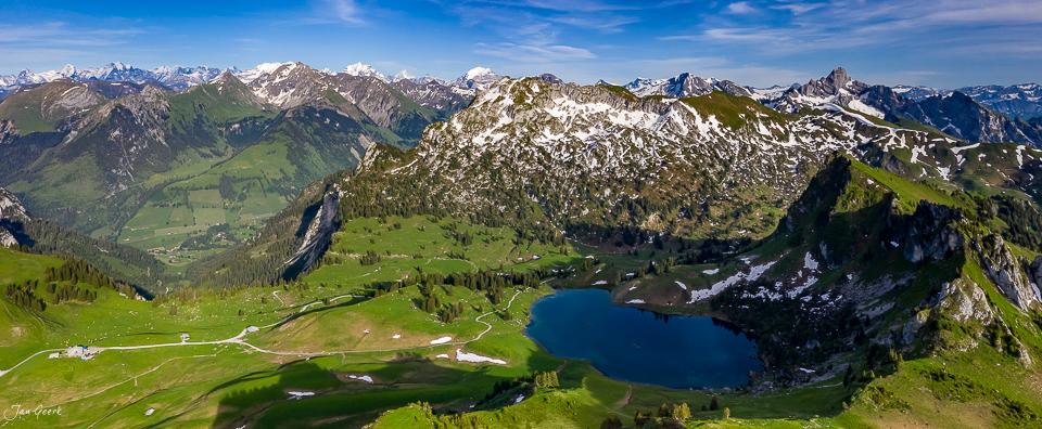 Seebergsee mit schneebedeckten Alpen im Frühjahr, Diemtigtal Berner Oberland Schweiz – Jan Geerk Fotograf Basel