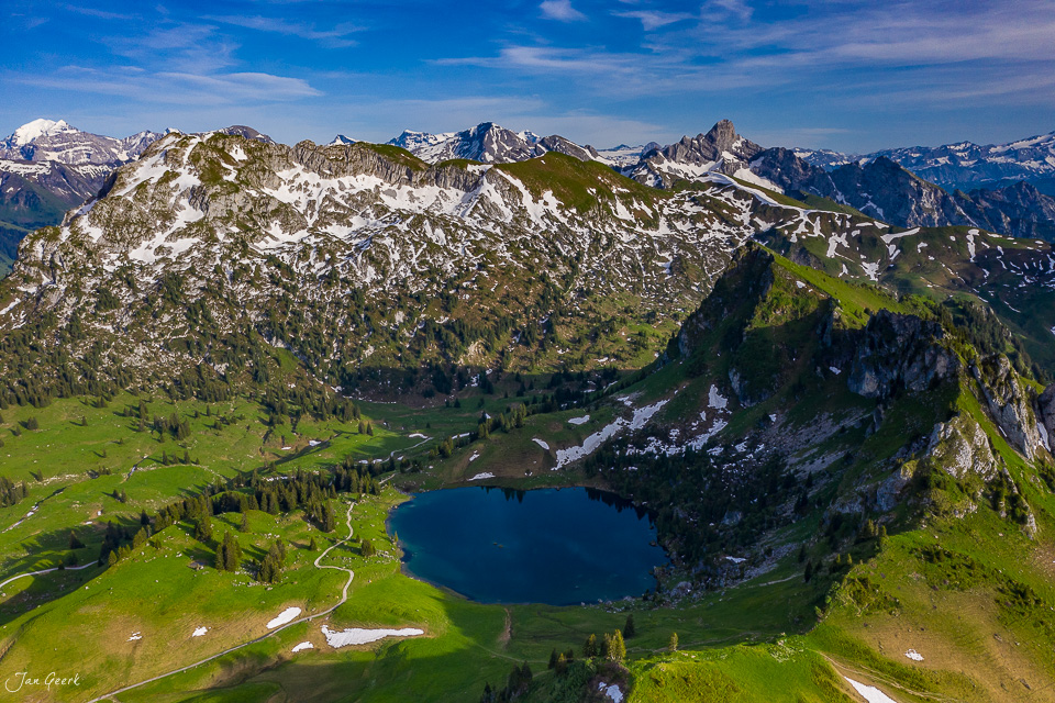 Seebergsee Bergsee Luftaufnahme Alpenmeer Sommerfrühling Berner Oberland Schweiz – Jan Geerk Fotograf Basel