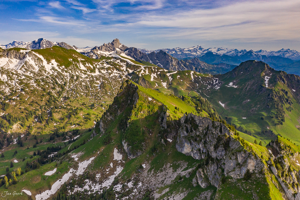Alpenpanorama vom Seebergsee mit grünen Alpweiden, Felsformationen und schneebedeckten Gipfeln im Bergfrühling, Berner Oberland Schweiz – Jan Geerk Fotograf Basel