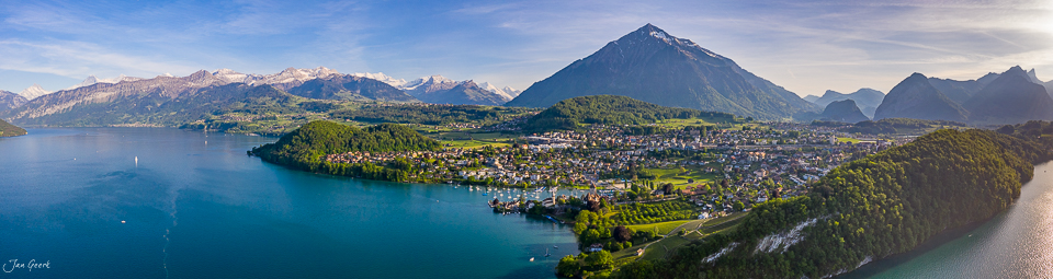 Luftaufnahme Spiez mit Thunersee, Schloss und Bergen im Kantlicht, Berner Oberland Schweiz – Jan Geerk Fotograf Basel
