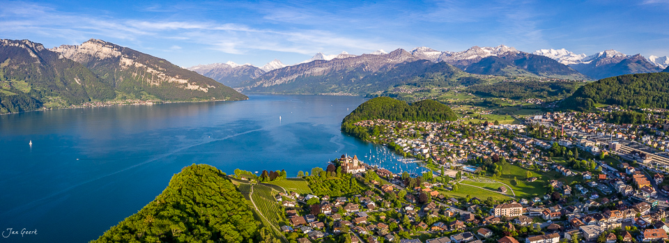 Luftaufnahme Spiez mit Thunersee, Schloss und Rebbergen bei Kantlicht im Berner Oberland Schweiz Jan Geerk Fotograf Basel