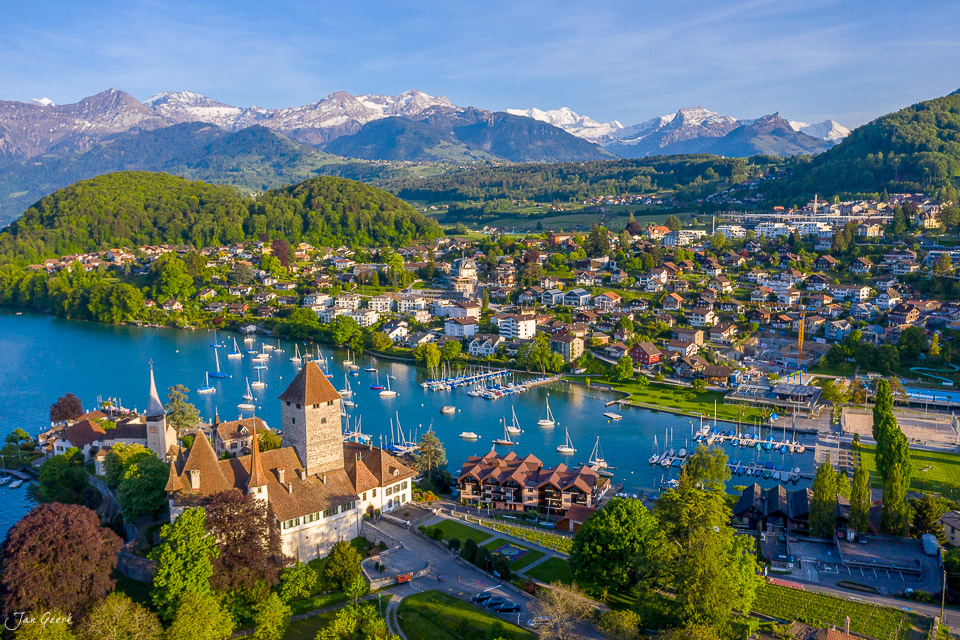 Schloss Spiez am Thunersee mit Segelbooten, Bergpanorama und grünen Rebbergen im Sonnenlicht, Berner Oberland Schweiz – Jan Geerk Fotograf Basel