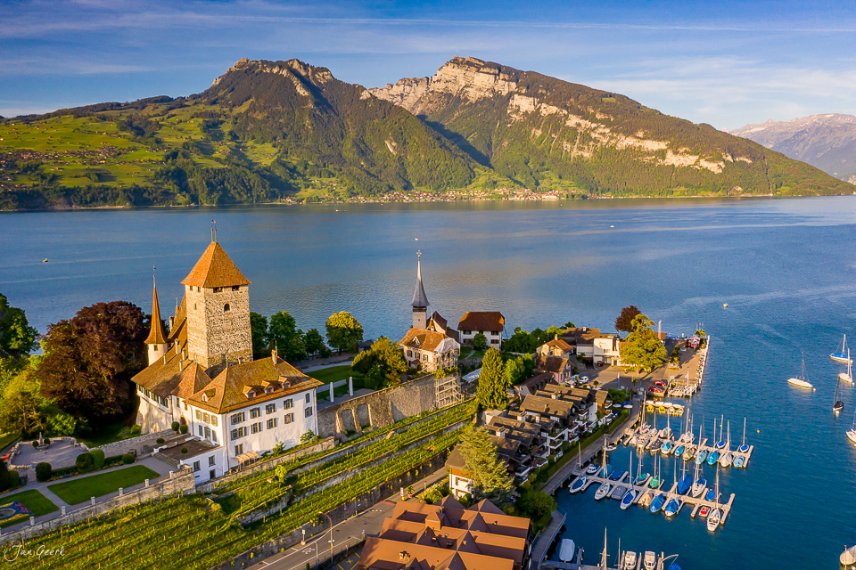 Schloss Spiez am Thunersee mit Rebbergen und Bergen im Hintergrund, goldenes Kantlicht, Sommer, Berner Oberland Schweiz – Jan Geerk Fotograf Basel