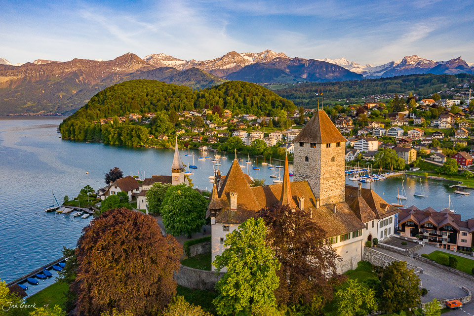 Schloss Spiez am Thunersee mit Alpenpanorama, Herbstlicht, Berner Oberland Schweiz – Jan Geerk Fotograf Basel