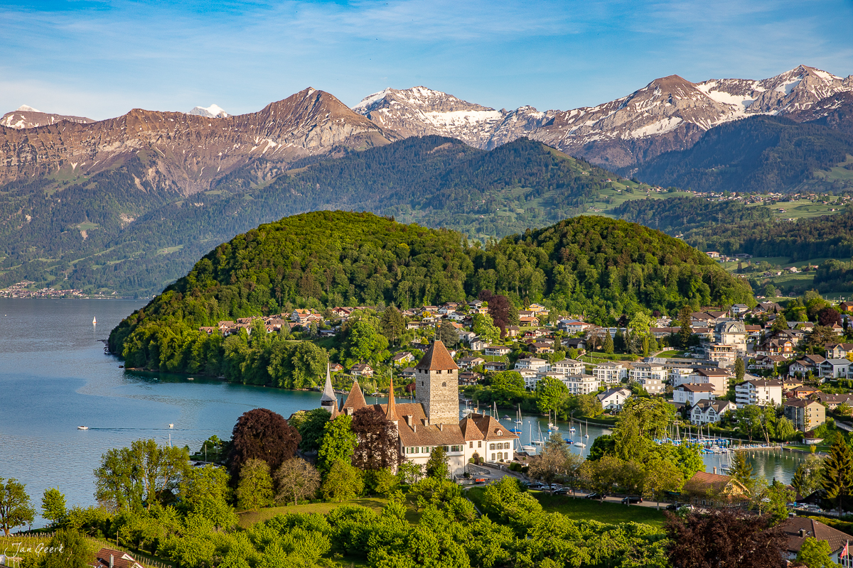 Schloss Spiez am Thunersee mit Alpenpanorama, Luftaufnahme bei Sonnenschein, Berner Oberland Schweiz – Jan Geerk Fotograf Basel