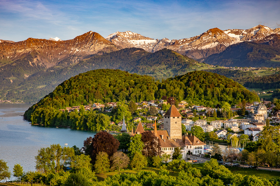 Schloss Spiez am Thunersee mit Alpen im Hintergrund, Luftaufnahme in Kantlicht, Berner Oberland Schweiz – Jan Geerk Fotograf Basel
