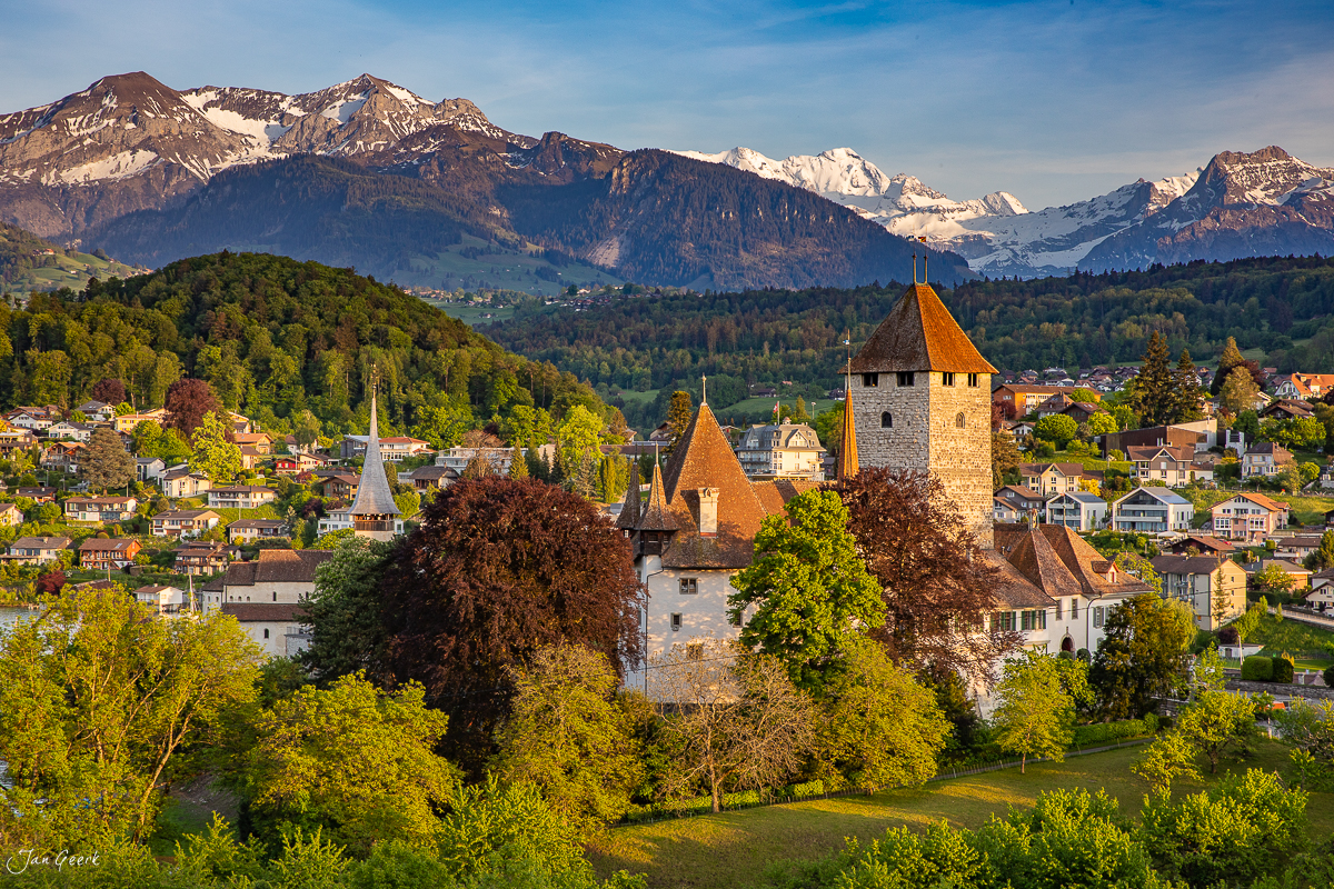 Schloss Spiez mit Thunersee und Alpen im Herbst, Berner Oberland Schweiz – Jan Geerk Fotograf Basel