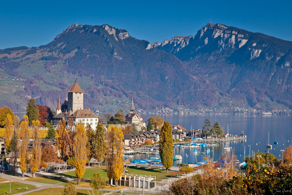Schloss Spiez Herbst Thunersee Berner Oberland Schweiz Jan Geerk Fotograf Basel
