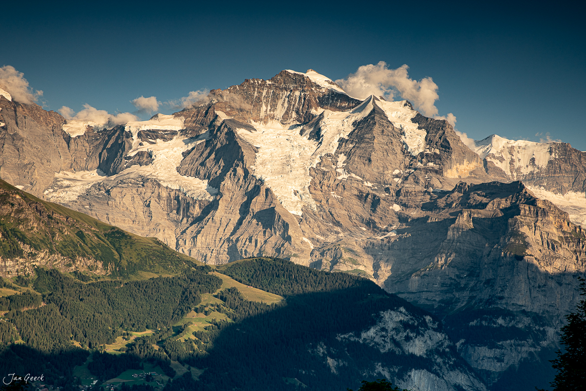Jungfrau Massiv mit Gletscher und Schneefelder im Berner Oberland Sommer Schweiz – Jan Geerk Fotograf Basel