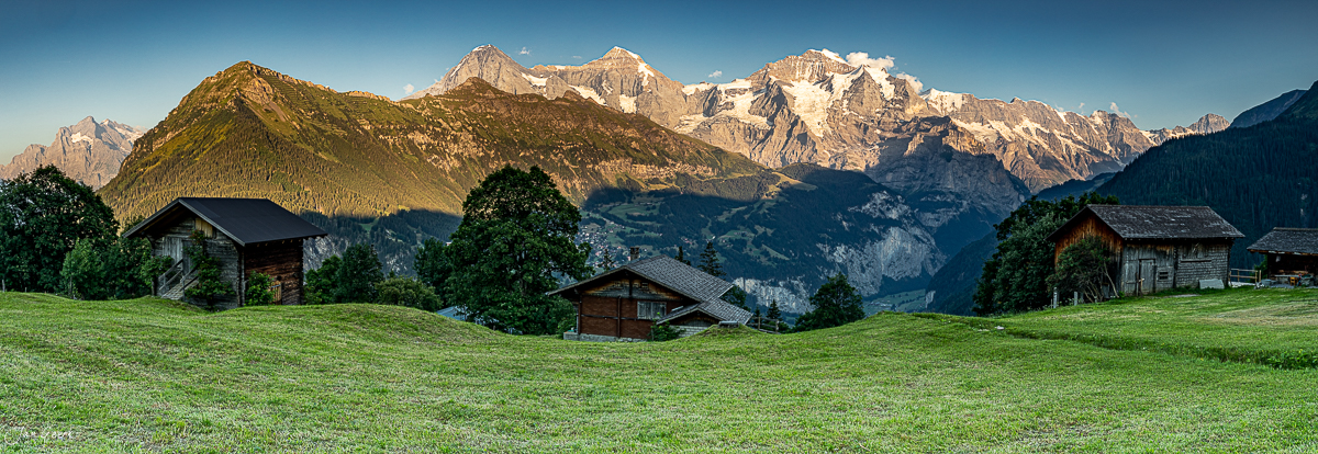 Alpenhütten in Isenfluh mit Blick auf schneebedeckte Berge im Sommer, Berner Oberland Schweiz – Jan Geerk Fotograf Basel