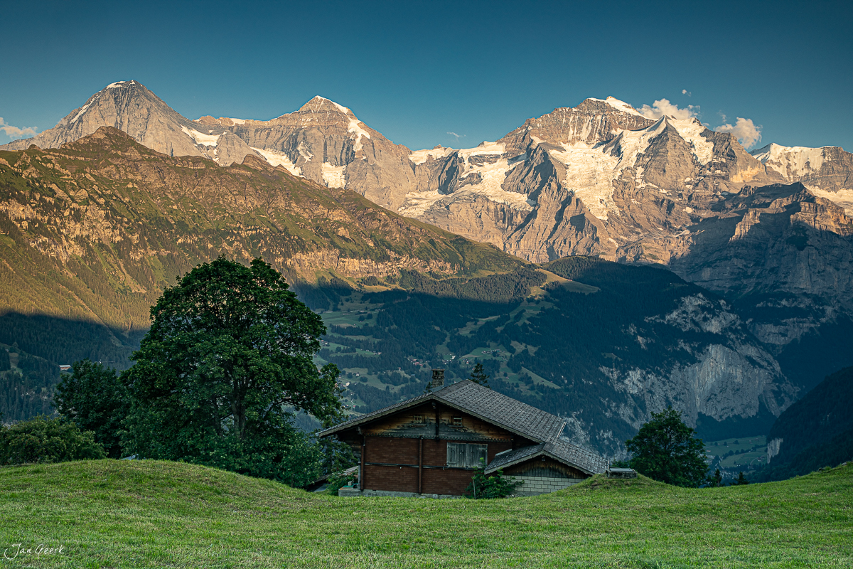 Holzhütte im Sulwald mit Eiger, Jungfrau und Mönch im Hintergrund, Sommer im Berner Oberland Schweiz – Jan Geerk Fotograf Basel