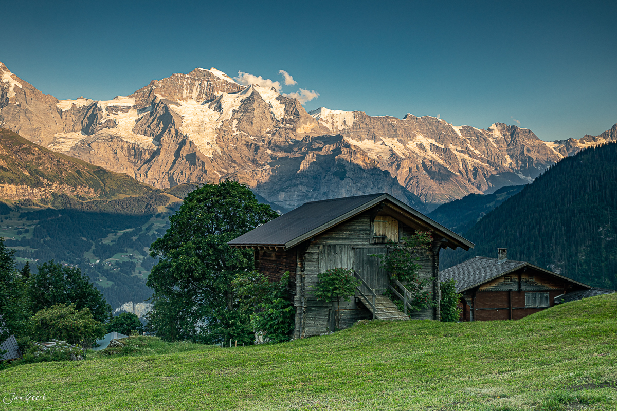 Holzhütte Sulwald Isenfluh mit Schneebergen im Sommer Berner Oberland Schweiz – Jan Geerk Fotograf Basel