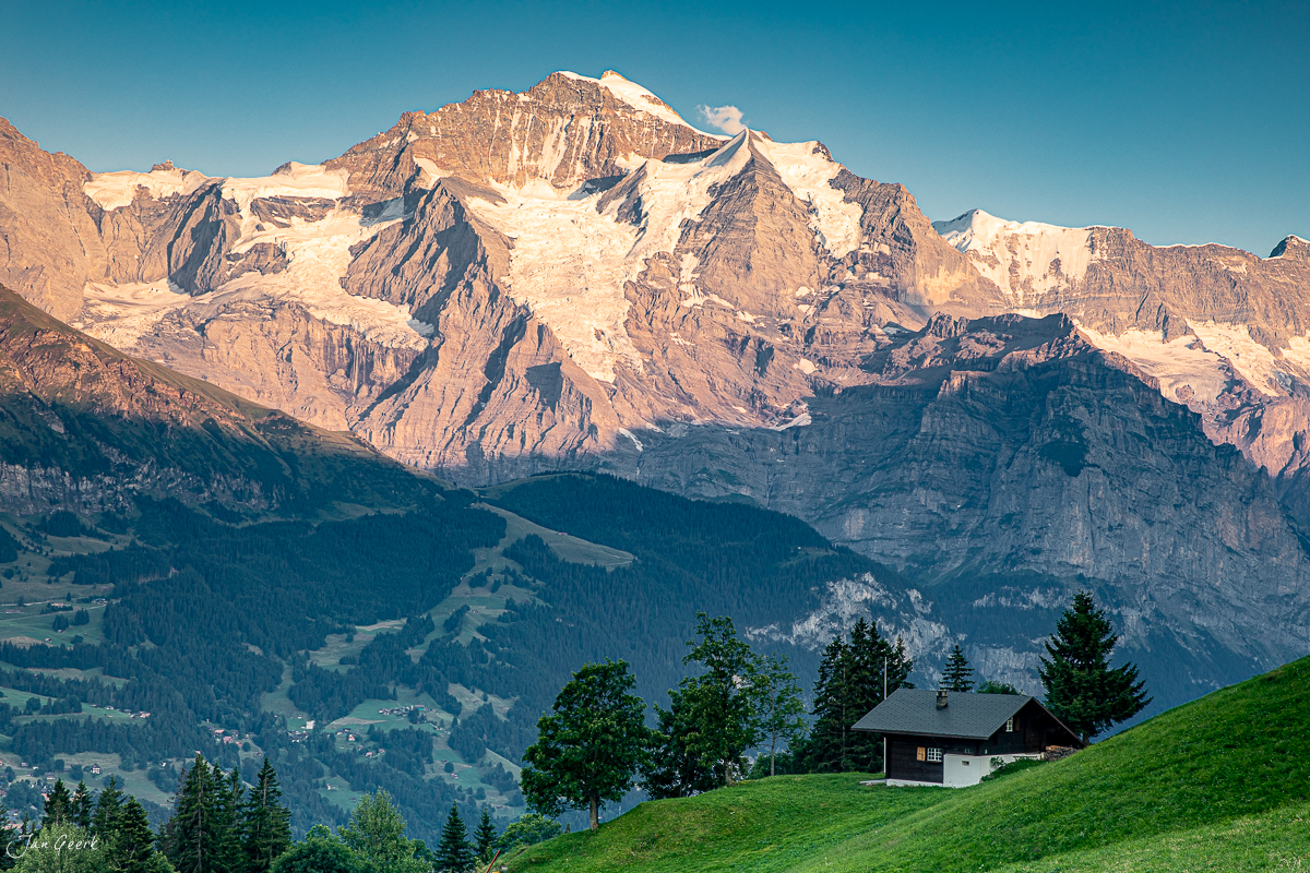 Alpenpanorama mit Eiger und schneebedeckten Gipfeln über Isenfluh im Berner Oberland, Schweiz – Jan Geerk Fotograf Basel