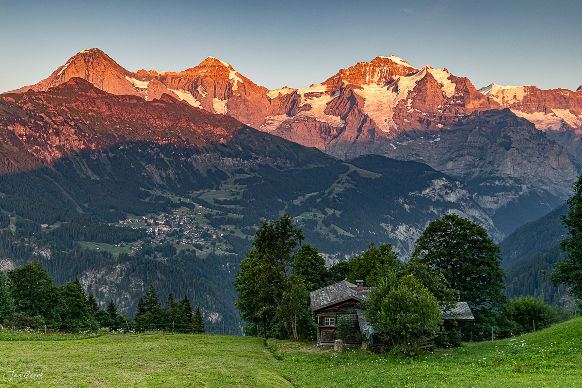 Holzhütte in Isenfluh mit Alpengluhen auf Eiger Jungfrau Mönch im Berner Oberland Schweiz – Jan Geerk Fotograf Basel