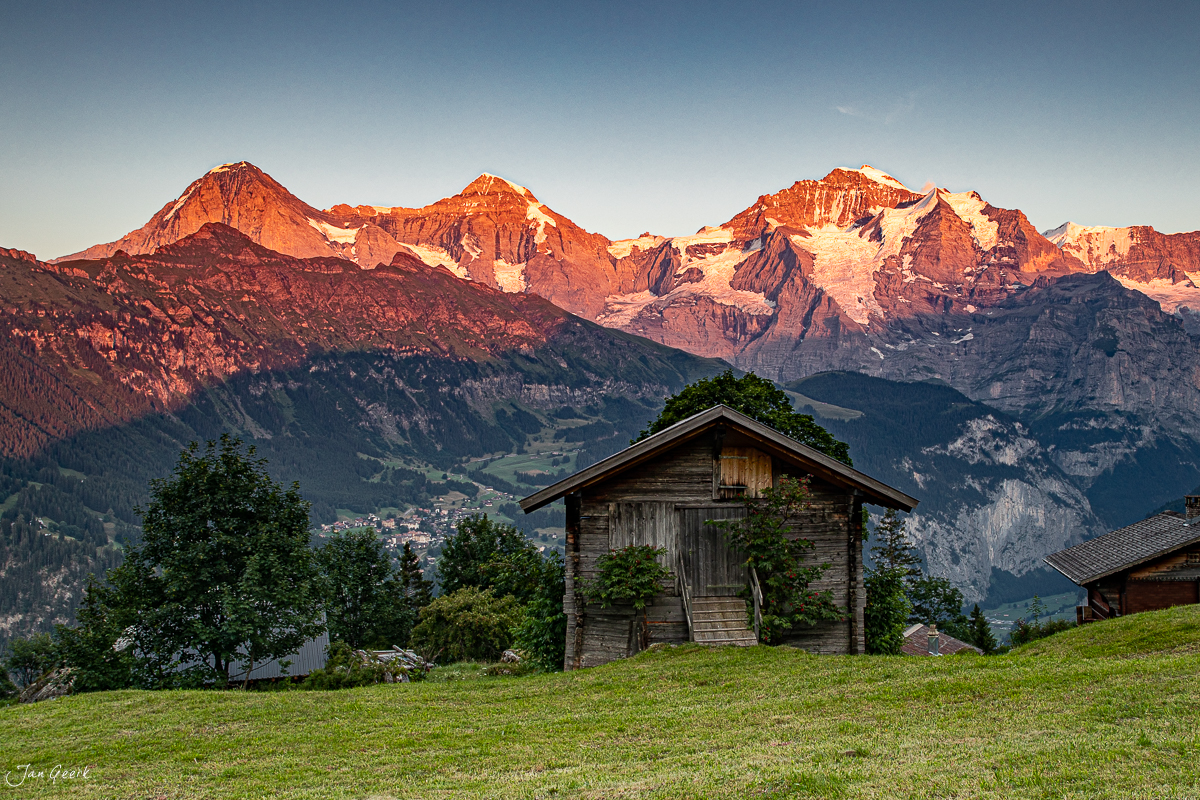 Holzhütte in Isenfluh mit Alpenglow auf Eiger, Jungfrau und Mönch, Berner Oberland Schweiz – Jan Geerk Fotograf Basel