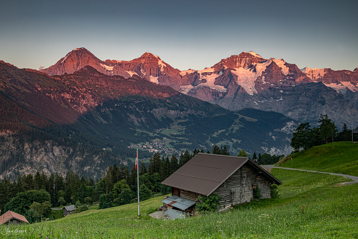 Berghütte Sulwald mit Alpenglow auf Eiger, Jungfrau und Mönch im Berner Oberland Schweiz – Jan Geerk Fotograf Basel
