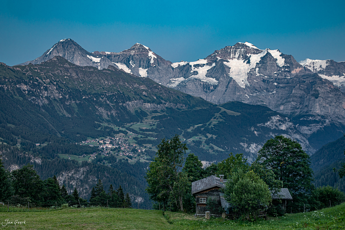 Alpenpanorama mit schneebedecktem Eiger und Jungfrau über Isenfluh im Berner Oberland, Schweiz – Jan Geerk Fotograf Basel