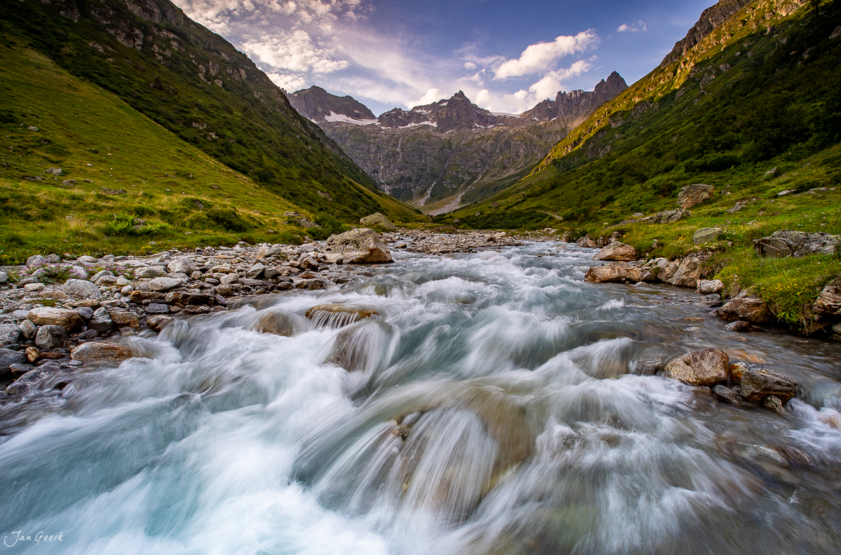 Wildwasser des Steingletschers am Sustenpass im Sommer, Berner Oberland Schweiz – Jan Geerk Fotograf Basel