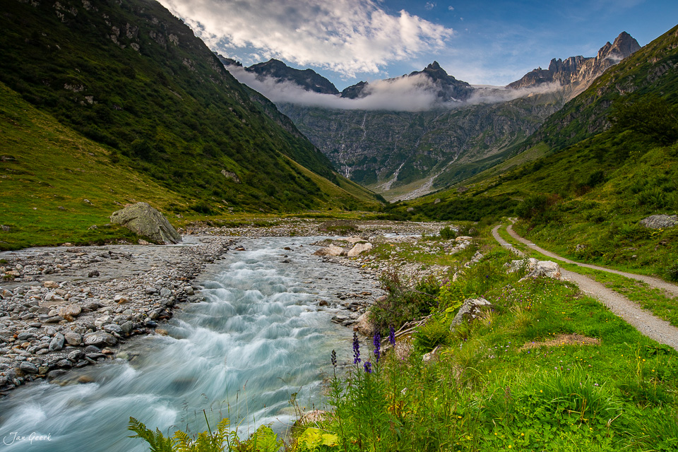 Gletscherstrom und grüne Alpenweiden am Sustenpass, Sommerlicht, Berner Oberland Schweiz – Jan Geerk Fotograf Basel