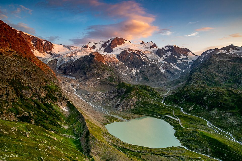 Steinsee am Sustenpass mit Steingletscher und schneebedeckten Alpen im Sommerlicht – Schweiz Jan Geerk Fotograf Basel
