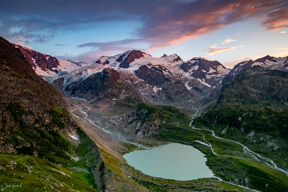 Steinsee am Sustenpass mit Steingletscher, Alpenlandschaft in Sommerlicht, Berner Oberland Schweiz – Jan Geerk Fotograf Basel