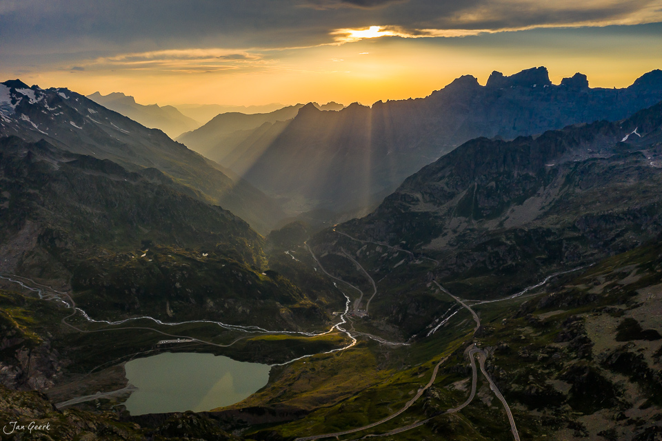 Luftaufnahme Sustenpass mit Steinsee, Gebirgspass und Gletscherfluss im Sommer, Berner Oberland Schweiz – Jan Geerk Fotograf Basel