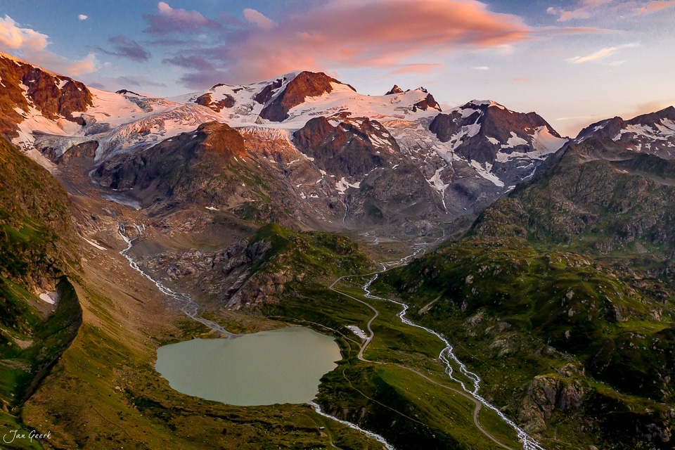 Luftaufnahme Sustenpass mit Steinsee, Gletschern und Alpengipfeln in Kantlicht, Sommer, Berner Oberland Schweiz – Jan Geerk Fotograf Basel